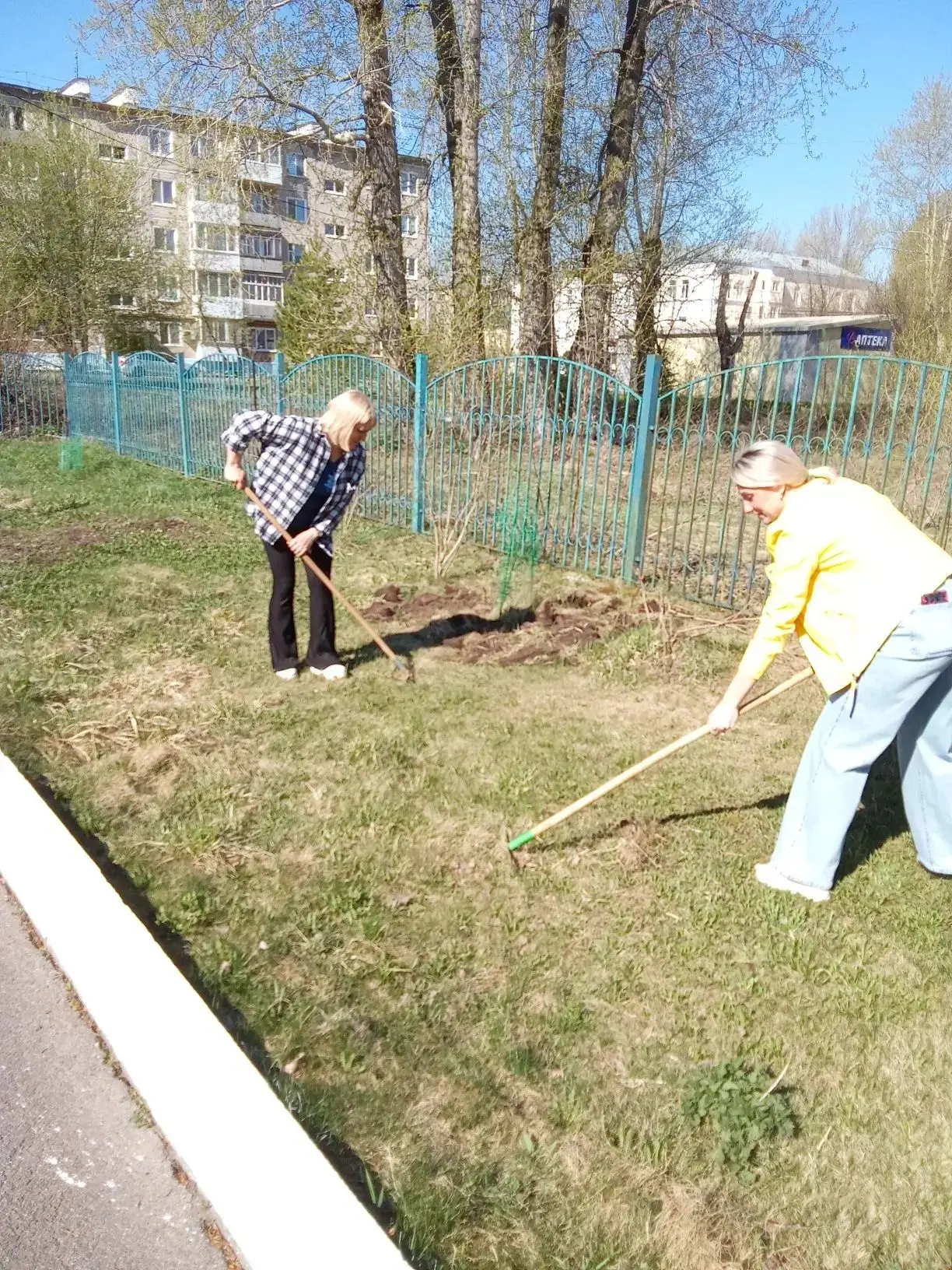 🌷В детском саду состоялся субботник, в котором приняли участие сотрудники во всех корп...