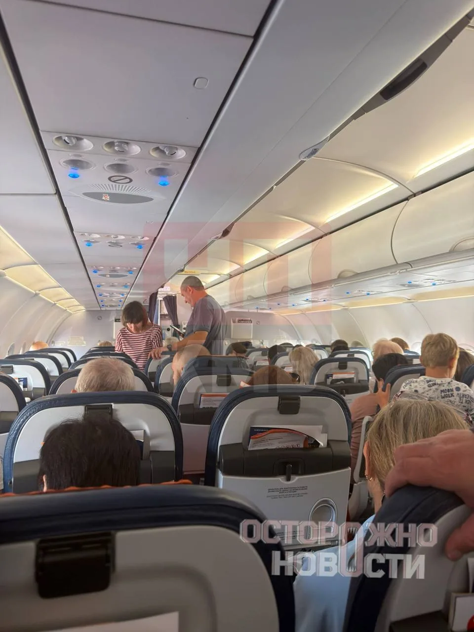 → 🛬 Самолет Красноярск–Краснодар час кружил из-за атаки БПЛА.  

Пассажиры рейса Su2859 сообщили, ч