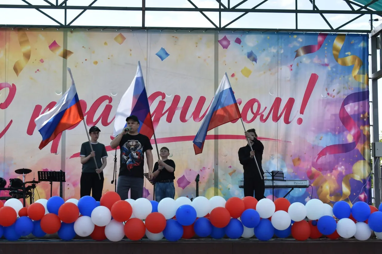 12 июня на центральной площади города Алзамай прошёл праздничный концерт, посвященный Дню России и Г