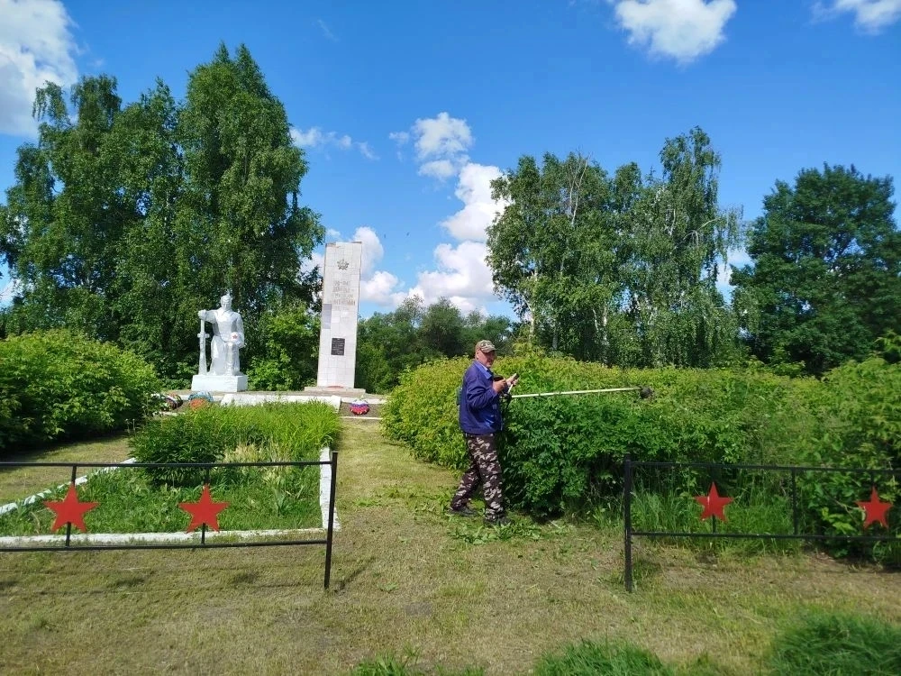 🧹В Земетчинском районе состоялся субботник по благоустройству.