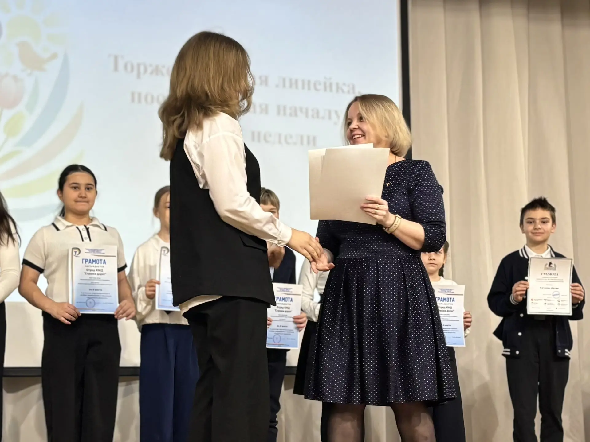 Каждый понедельник в нашей школе начинается с торжественной линейки.  Сегодня мы чествовали учеников