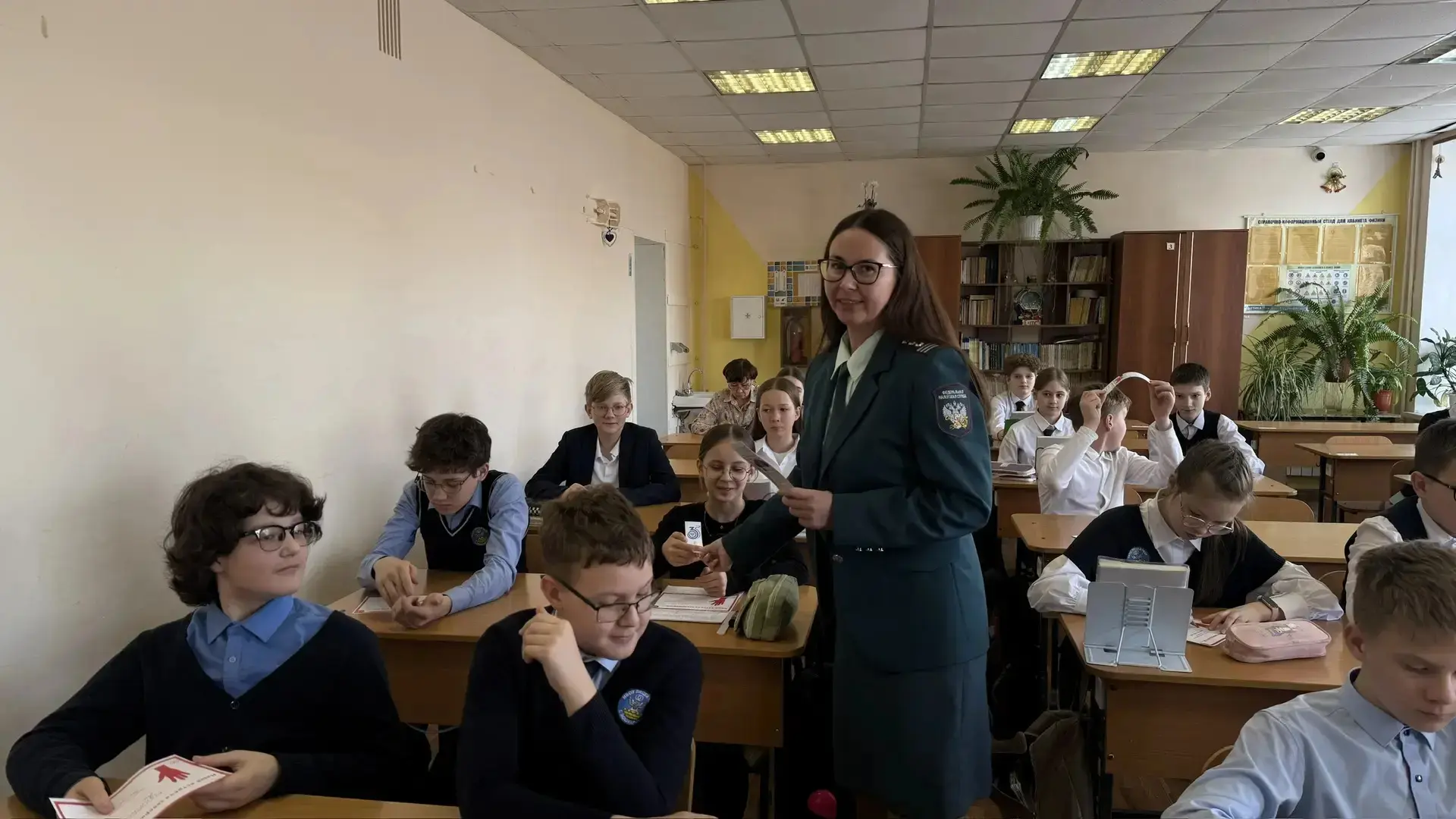 23 апреля в 6б и 6г классах прошли уроки налоговой грамотности.  В рамках проекта «юНГа», запущенног