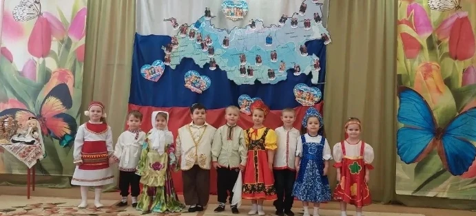 Вчера в нашем детском саду прошел фестиваль «Я, ты,он, она-вместе дружная страна!» Фест...