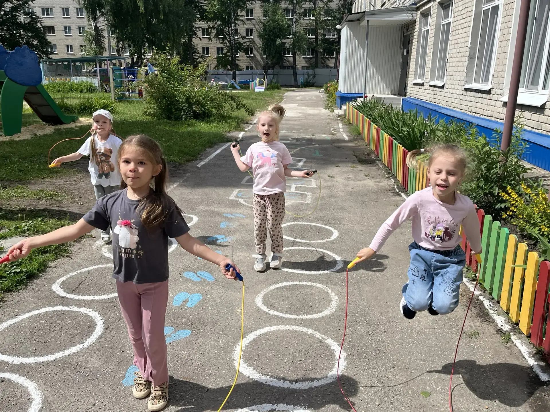 Для ребёнка лето — это маленькая жизнь, полная солнца, запахов цветов и свободы. И самое главное мес