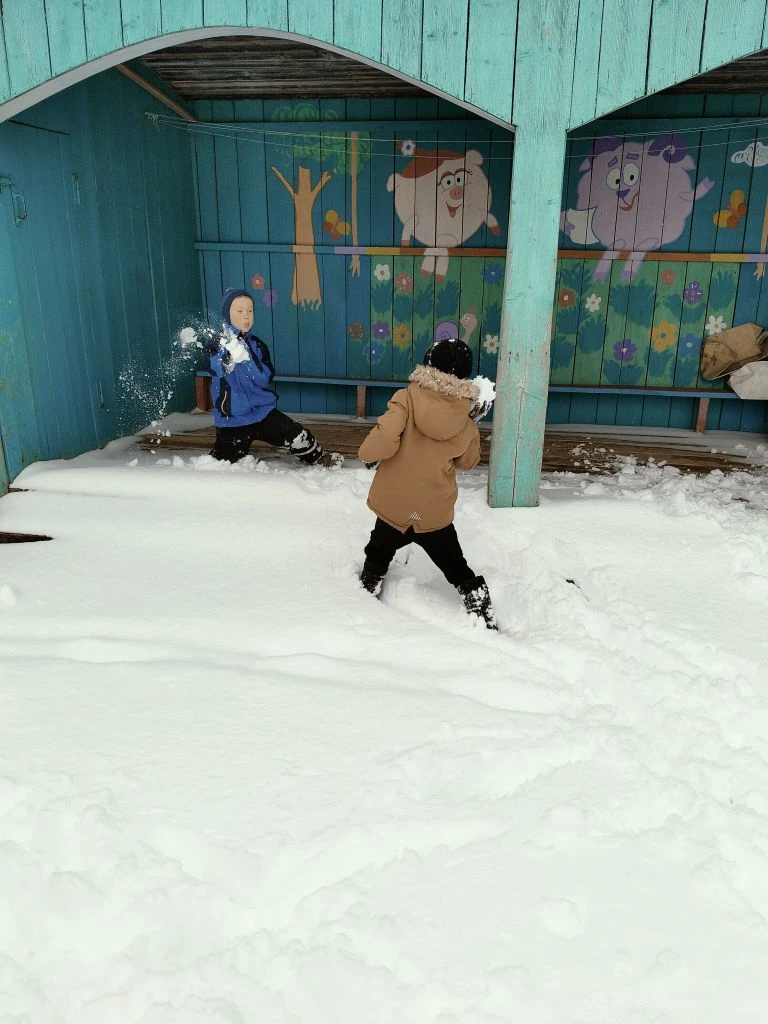 Любимое занятие - игра со снегом