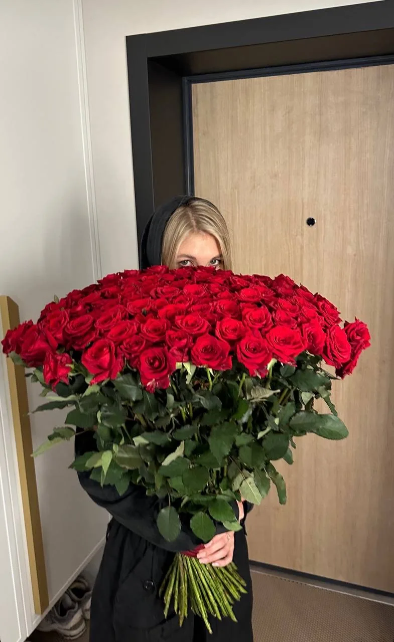 Егор Крид отправил цветы бывшей девушке Вани Дмитриенко после ее заявлений об абьюзе. К...