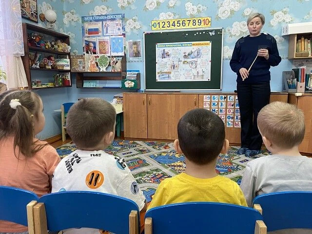 16 января в гостях у дошкольников побывала старший инспектор по пропаганде БДД Чухломск...