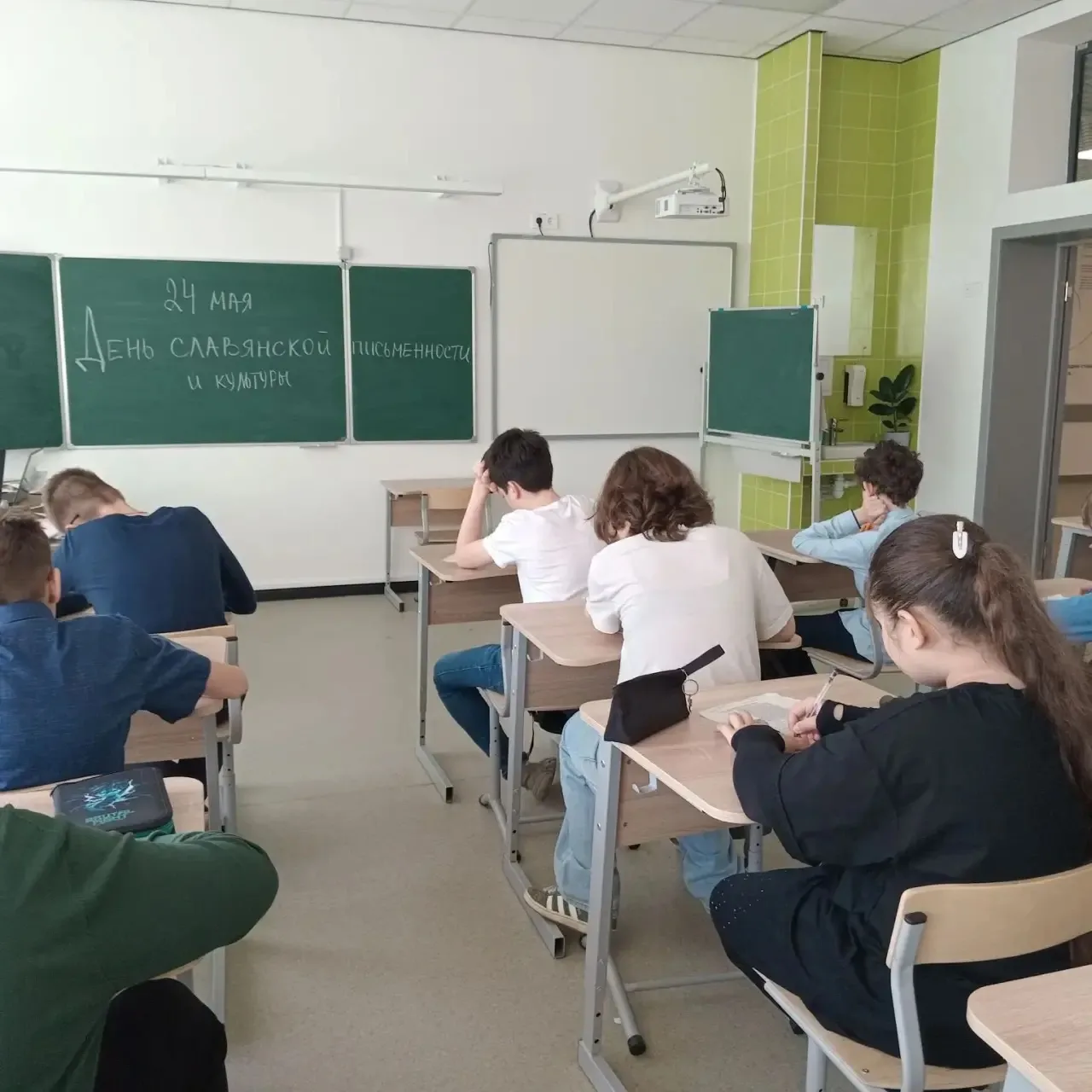 📝В честь Дня славянской письменности и культуры учащиеся 6д и 6е классов приняли участие в брейнстор