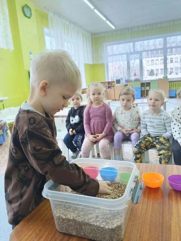 Вчера наши малыши провели время с большим интересом и пользой! Они искали предметы в контейнере с кр