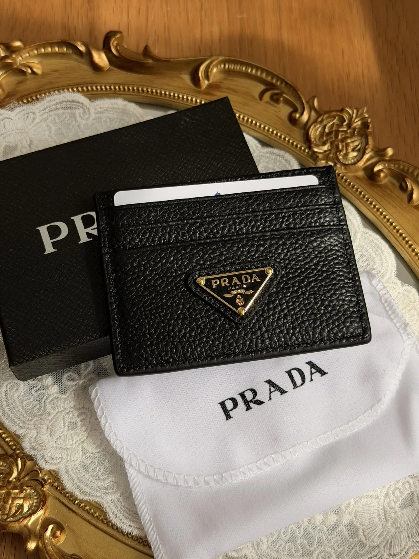 Картхолдер в стиле Prada
Простой обзор, что тут напишешь - покупайте, кладите карточки, носите в сум