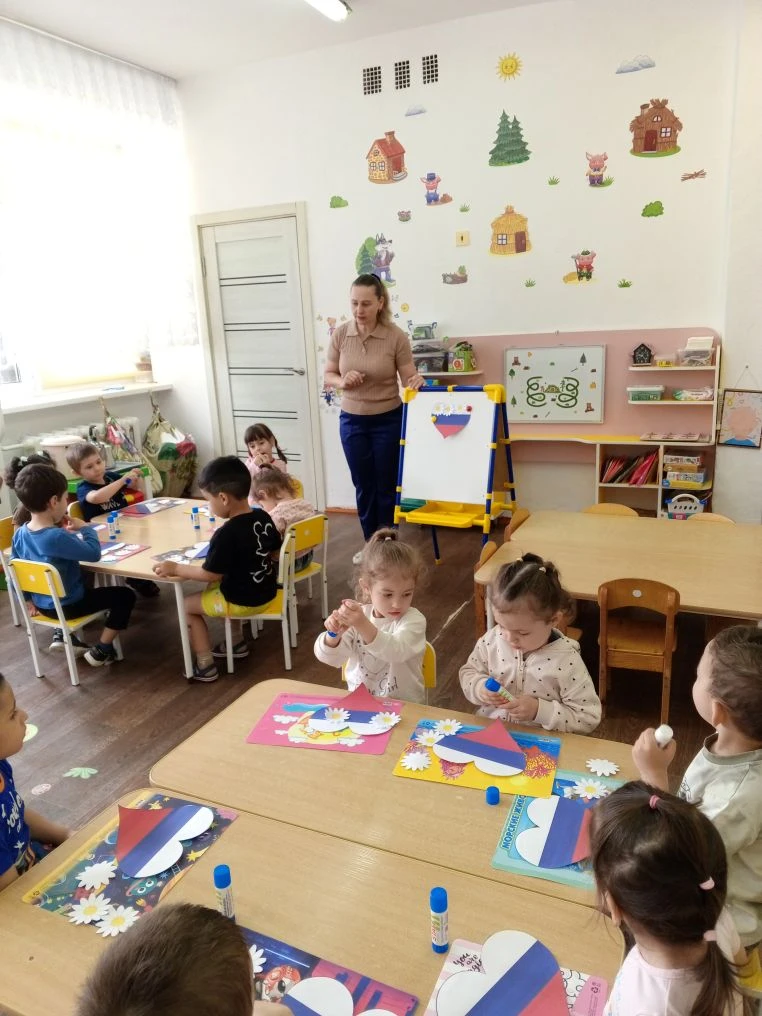 Аппликация, младшая группа. Воспитатель Криволапова Екатерина Владимировна.
#ГодДошкольногоОбразован