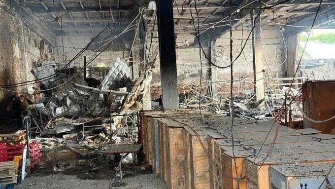 💥 Все, что осталось от грузового отделения "Новой почты" в Изюме в Харьковской области.