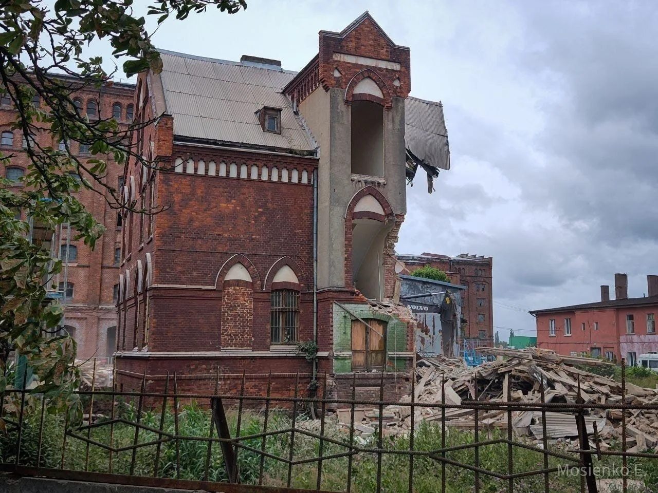 В Калининграде средь бела дня сравняли с землей старинное здание