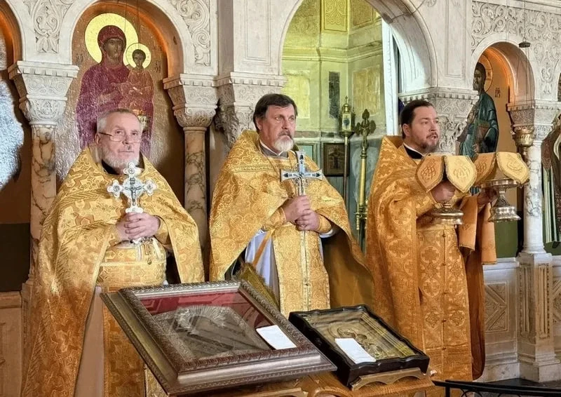 Прихожанам Свято-Никольского храма на Братском кладбище Севастополя представили исполня...