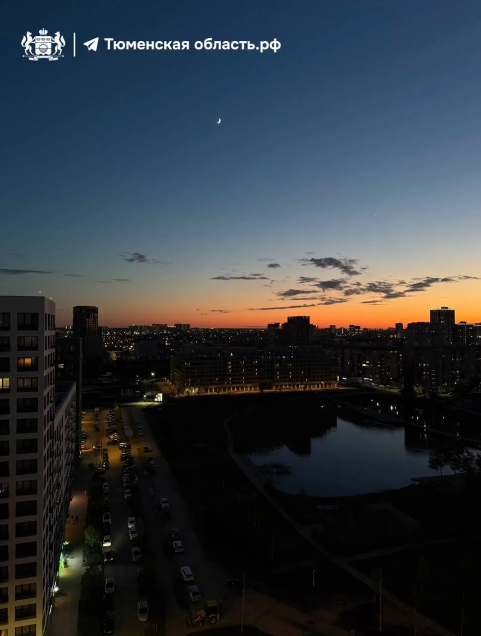 🌆 Вечерами от тюменского неба невозможно отвести глаз  Когда солнце садится, весь город озаряет багр