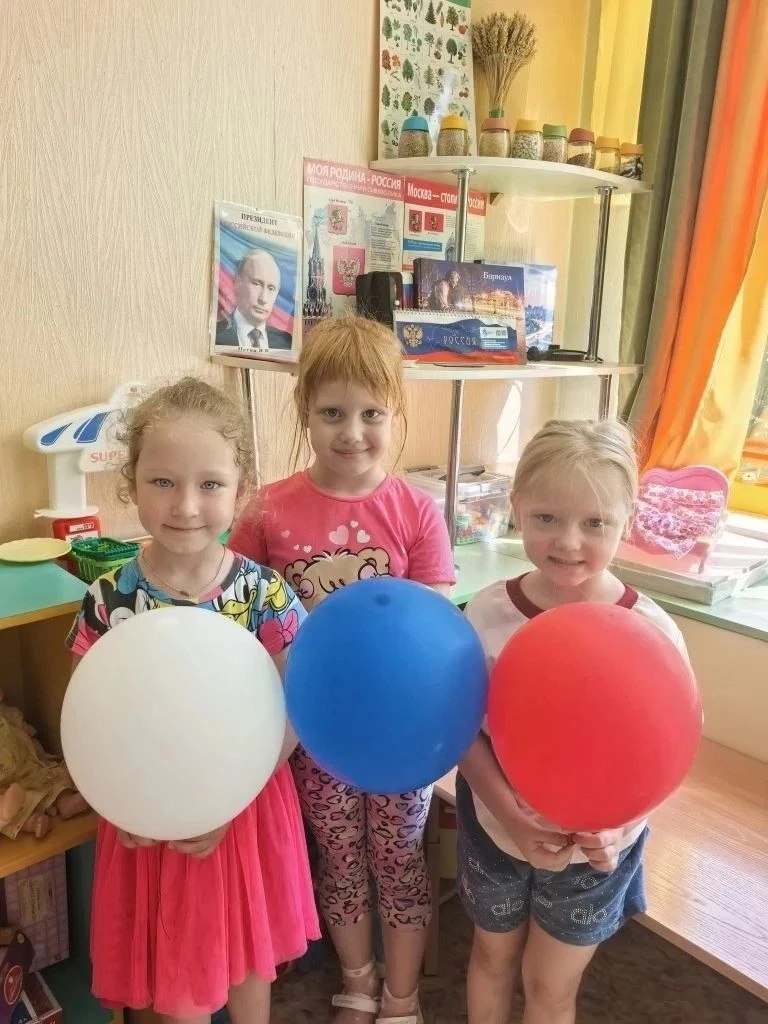 В честь Дня России 🇷🇺 дети из групп «Улыбка» 😊 и «Звёздная» 🌟 сделали объёмную аппликацию  и офо