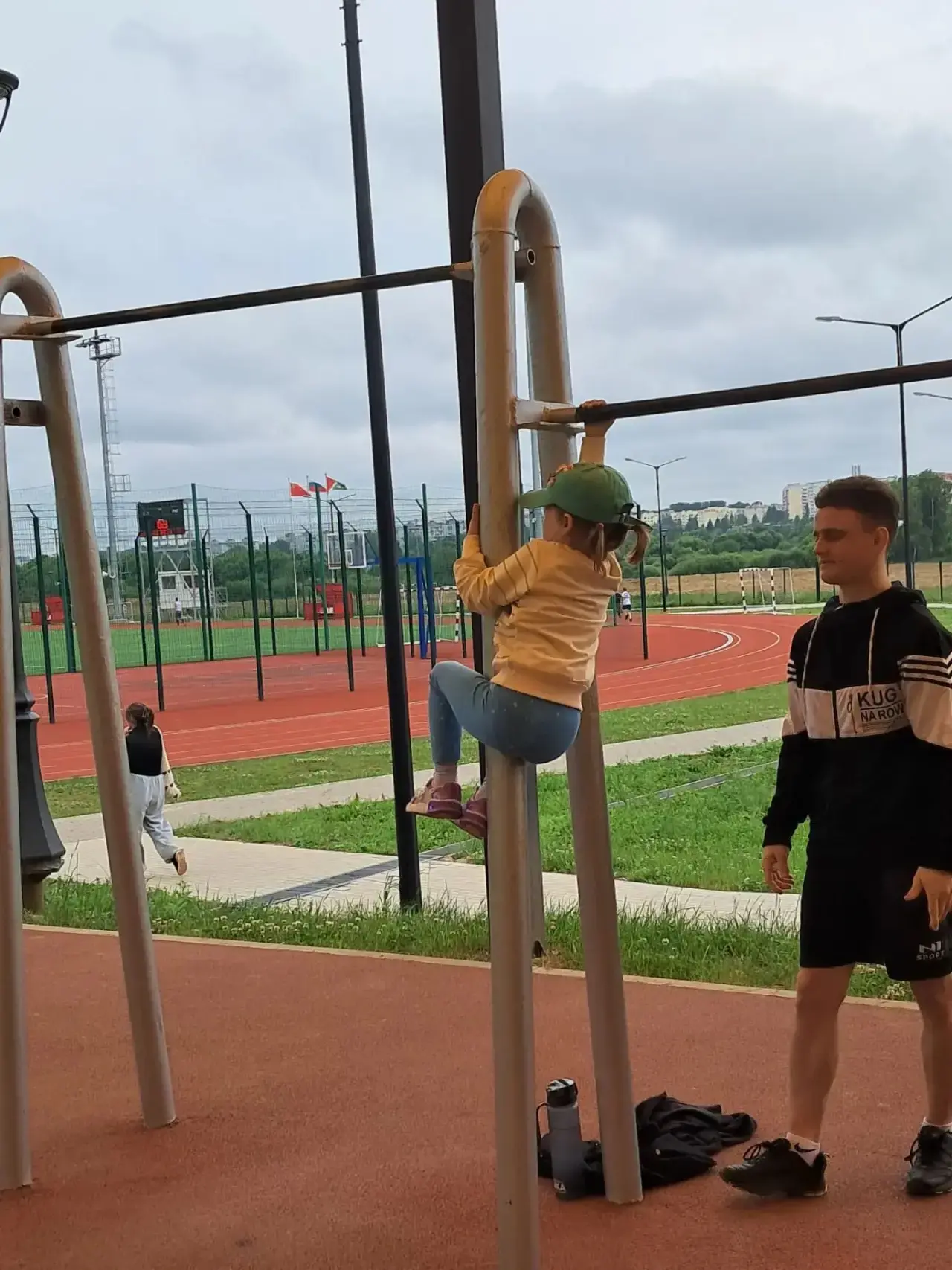 «Добрый час» ♥️

Сегодня на площадке «Воркаут» МАУДО «СШ «Трудовые резервы» состоялось занятие по об