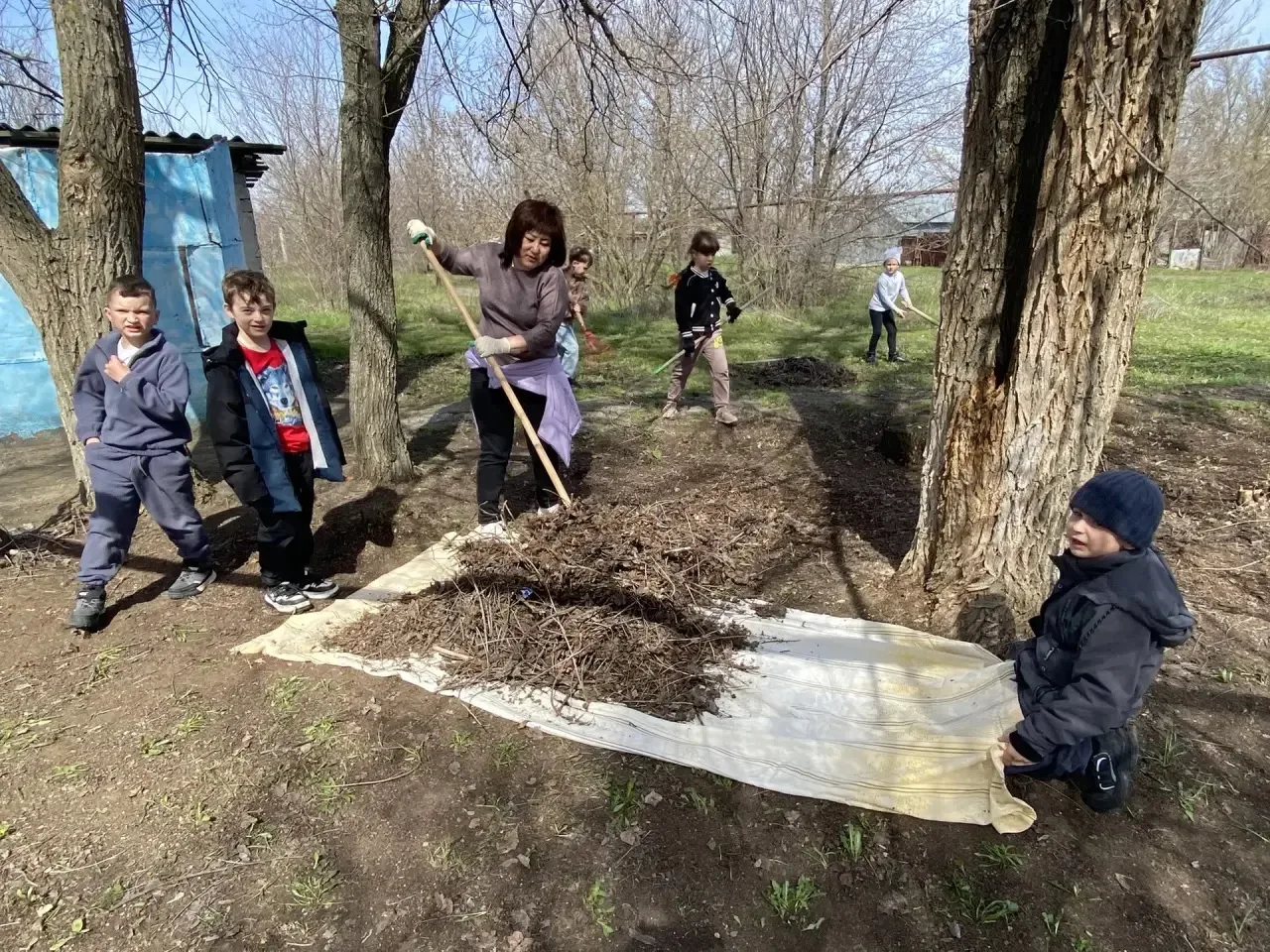 17.04.2026 года на территории нашей школы прошел субботник, в котором приняли участие о...