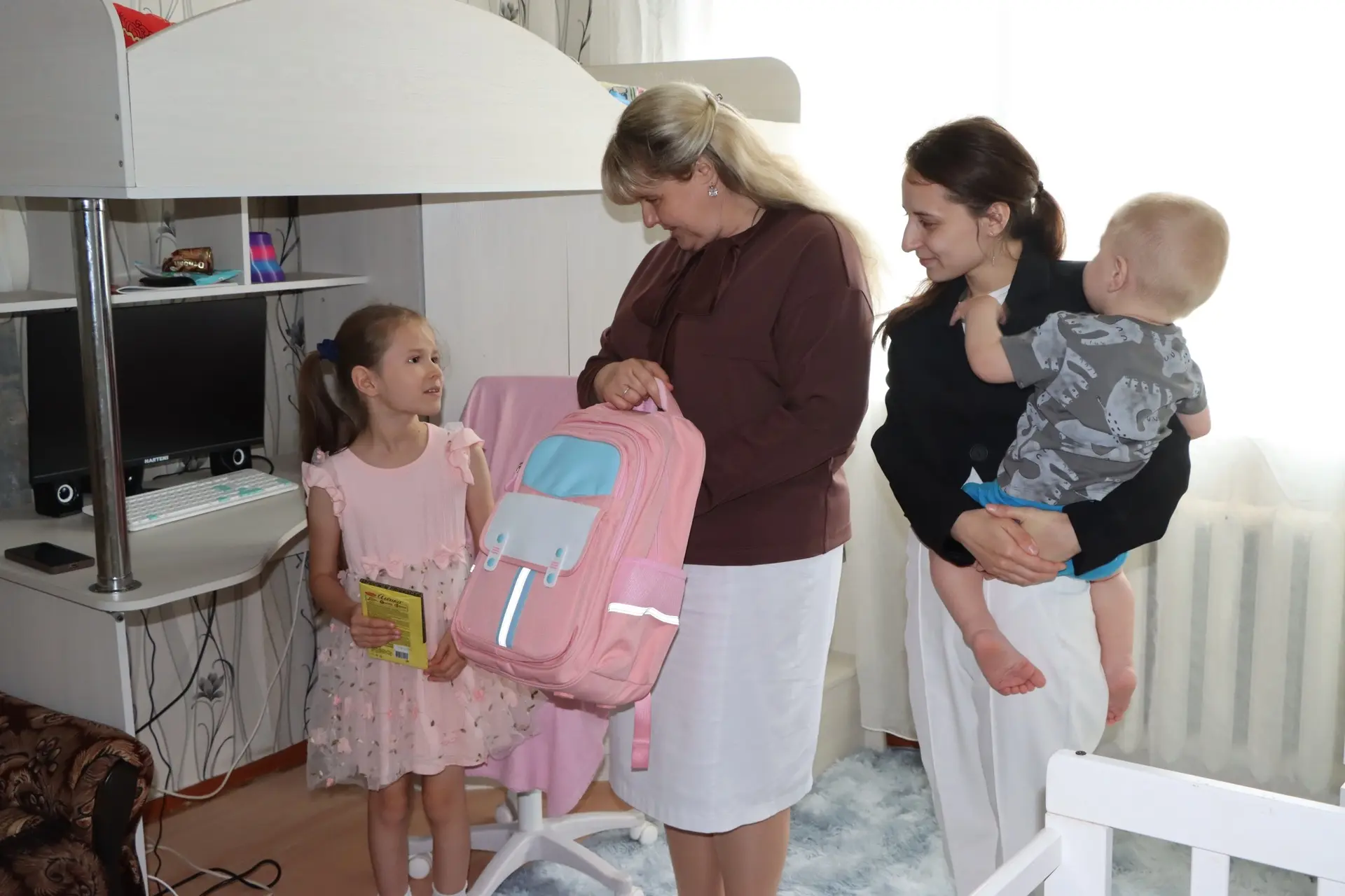 🎒Портфель для первоклассницы: вручила школьный ранец будущей ученице Александре.