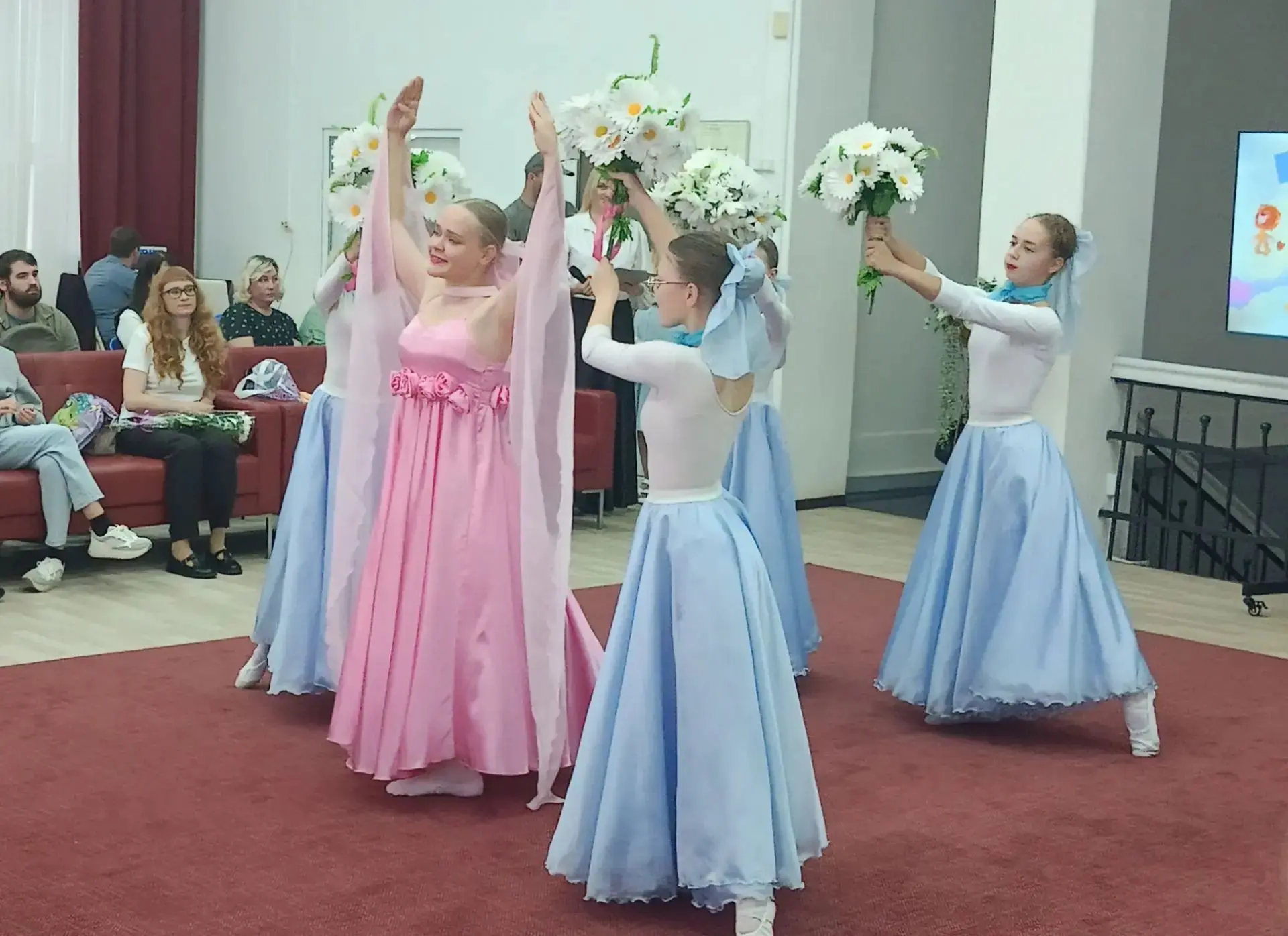 Самое красивое время года - осень - активно вступает в свои права.