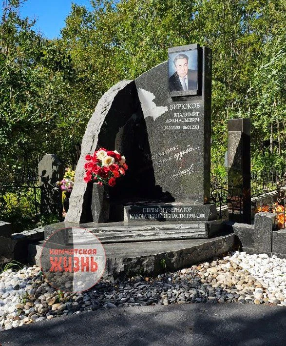 Смерть всех примирила: репортаж с самого престижного места на городском кладбище в Петр...