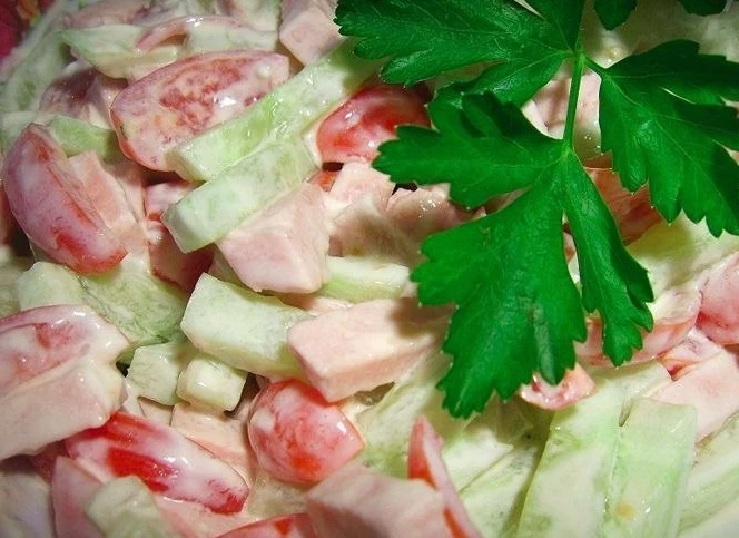 ​​ВКУСНЫЙ 

Ингредиенты:
 Огурец - 2 шт.
 Ветчина - 300 гр
 Помидор - 3 шт
 Репчатый лук - 1 шт
 Укс