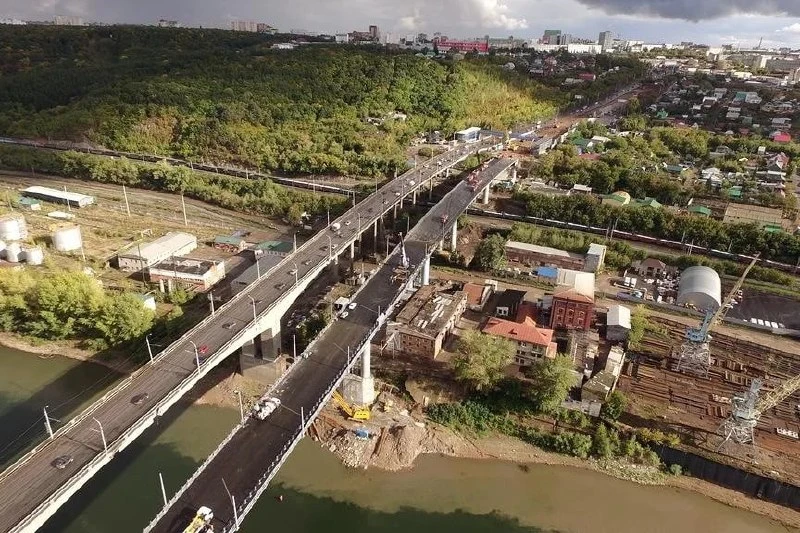 Большегрузам на месяц закрыли проезд по Затонскому мосту в Уфе.