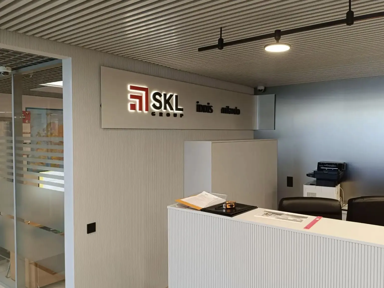 SKL group: как вывеска на ресепшене управляет впечатлением 👀