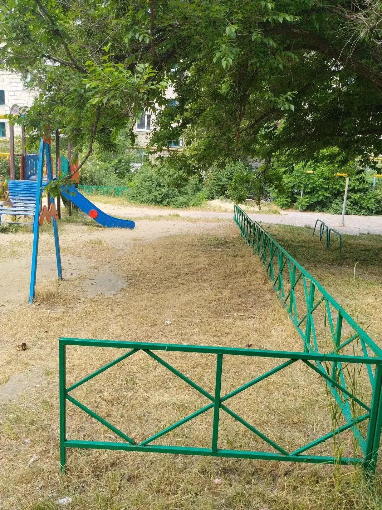 Покос и покраска детской площадки- ул. Кирова, д.129.