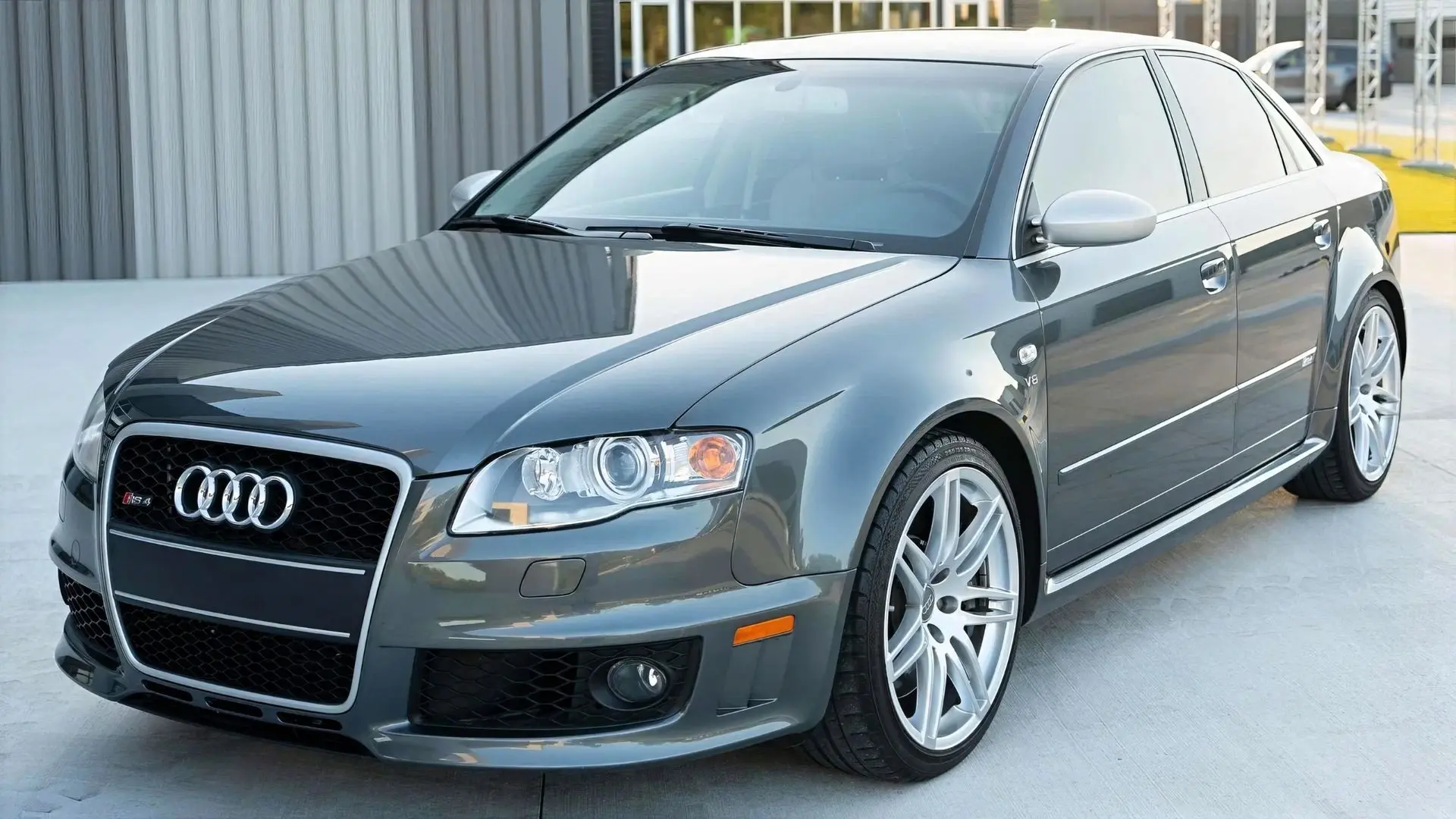 Audi RS 4 поколения B7 2008 года продали на аукционе за $75 000 — примерно 6,3 млн рублей.