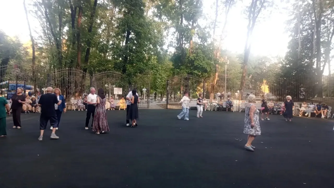 В парке культуры и отдыха «Юность» на танцевальной площадкепрошёл чудесный вечер   "Для...