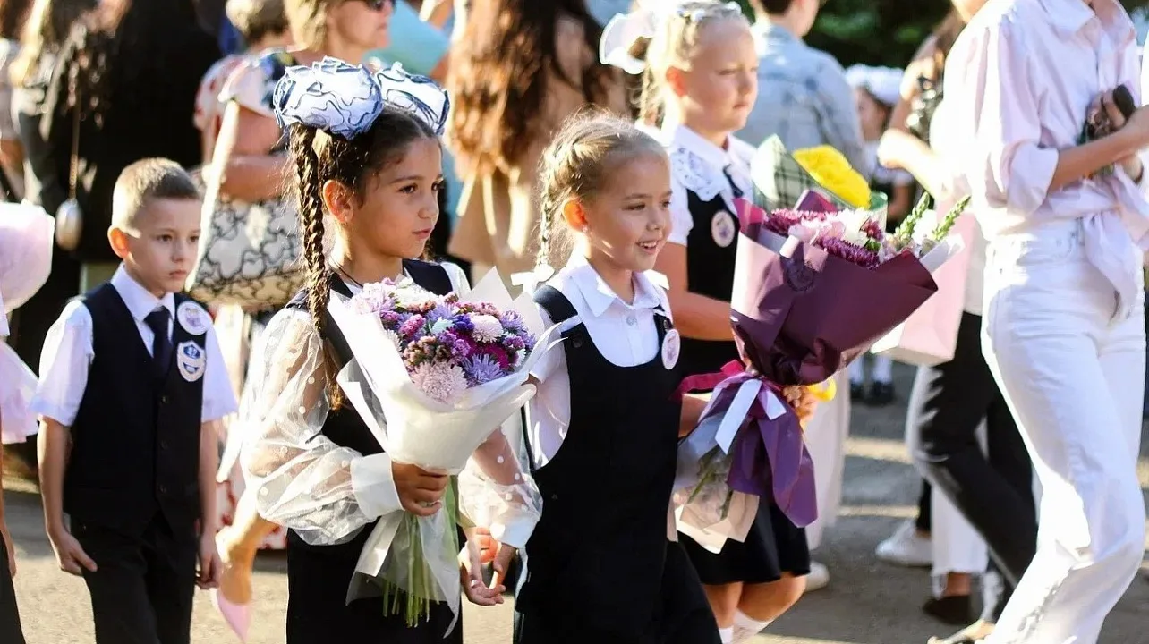 В День знаний во всех школах Краснодара прошли торжественные линейки