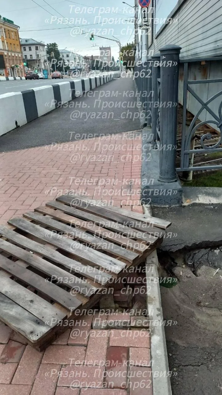 Большой провал асфальта появился на мосту у входа на переход над железной дорогой