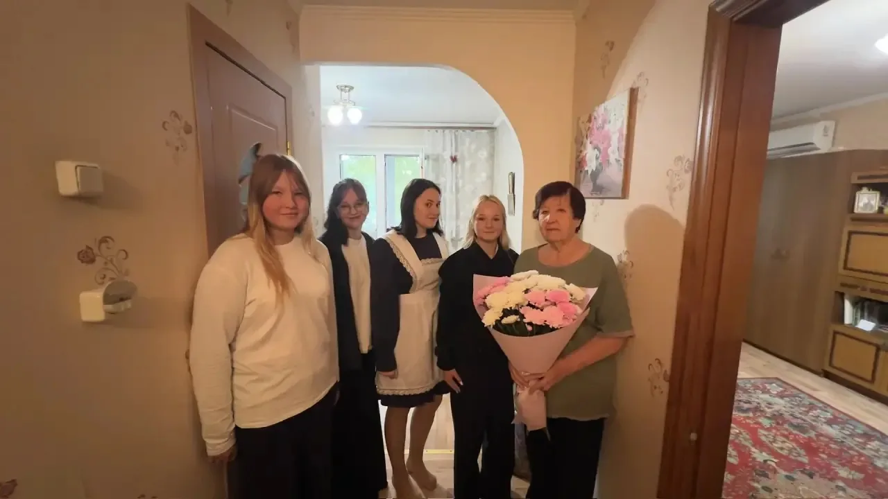 Сегодня учащиеся нашей школы навестили ветеранов педагогического труда — учителей, кото...