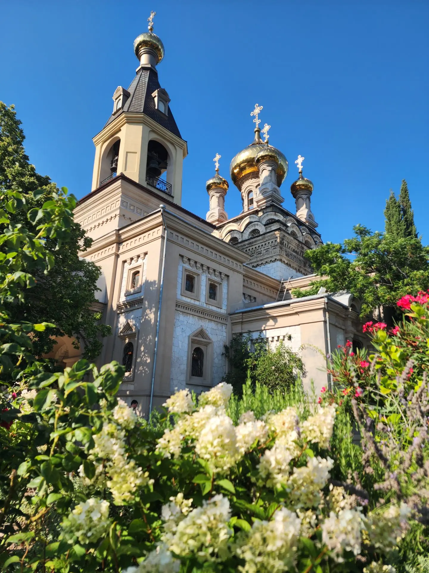 Храм Архангела Михаила в Алупке.