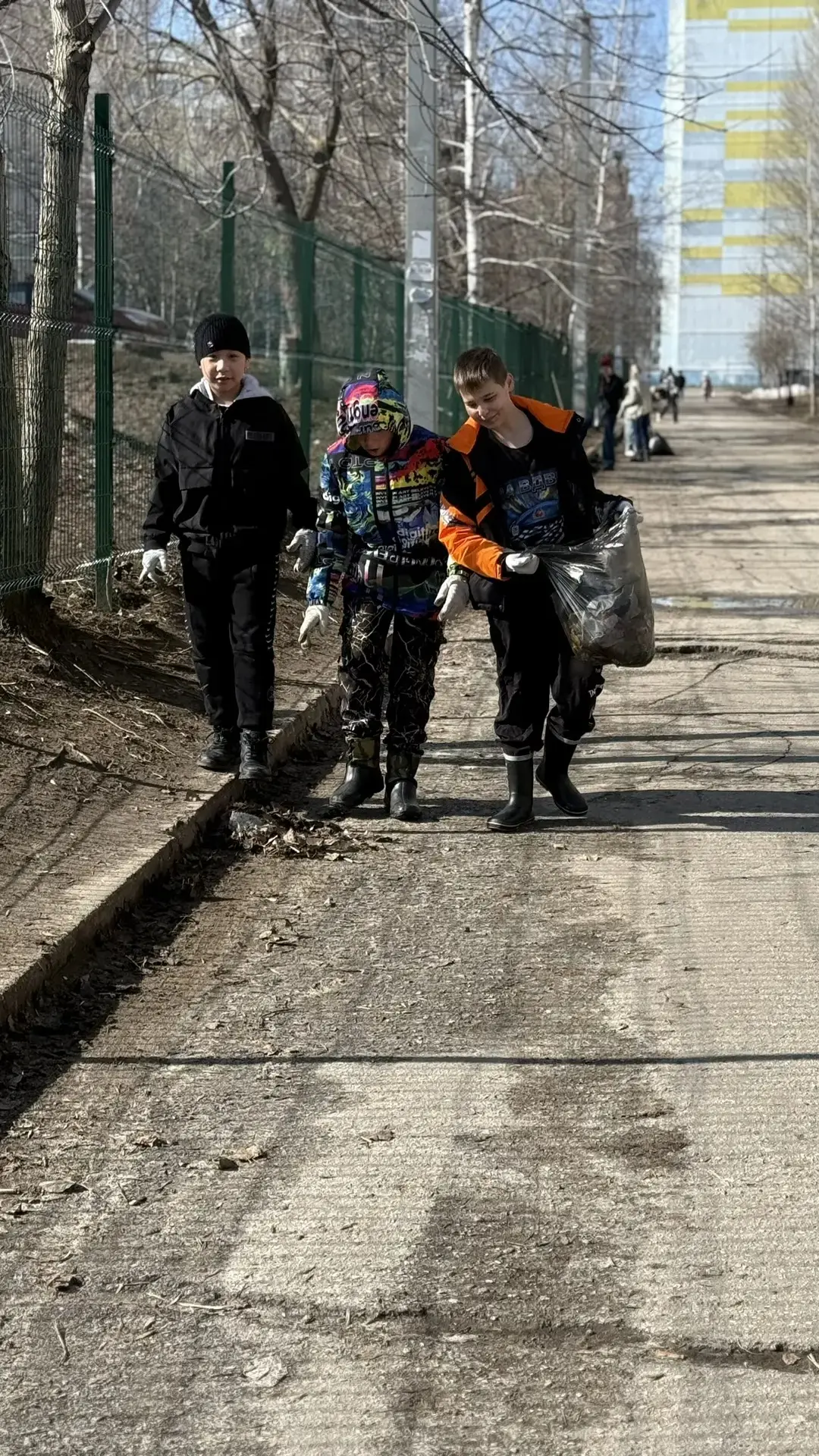Сегодня в рамках городского субботника ученики 5 класса Э, 8 класса Г, 10 класса Б, 11 класса Б и кл