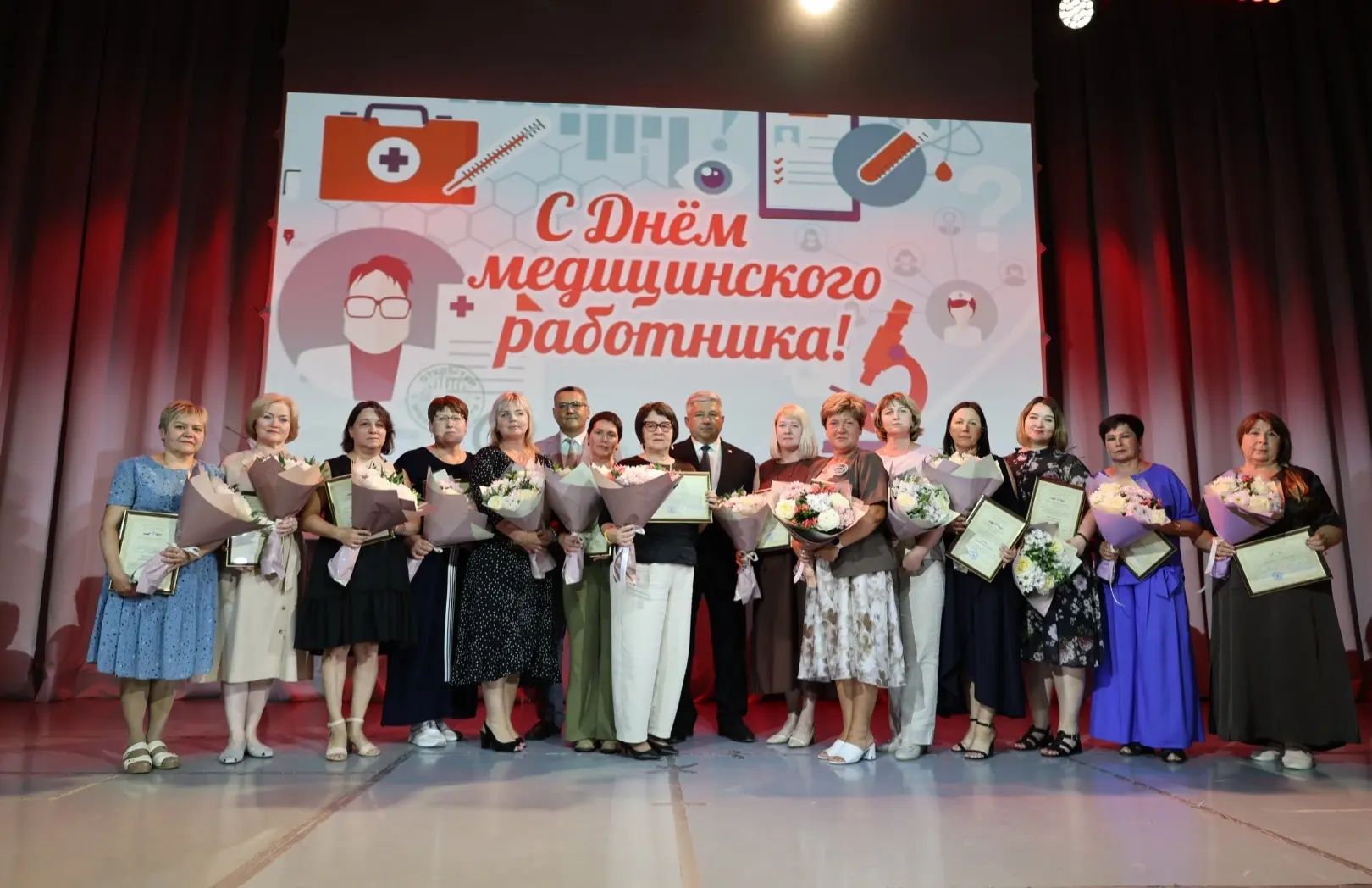 Сегодня совместно с главным врачом Зеленодольской ЦРБ Рамилем Мухаматдиновым поздравили наших медици