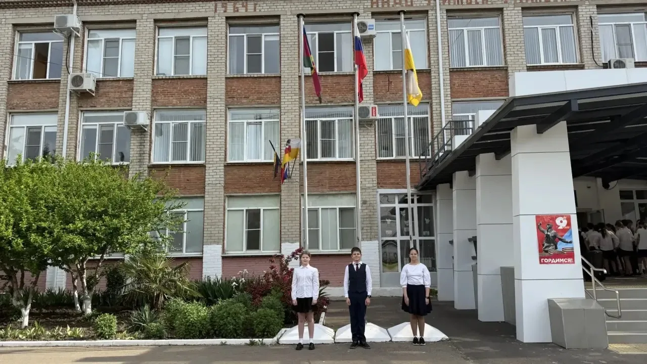 В понедельник состоялась еженедельная торжественная линейка поднятия флагов, посвященная Дню славянс