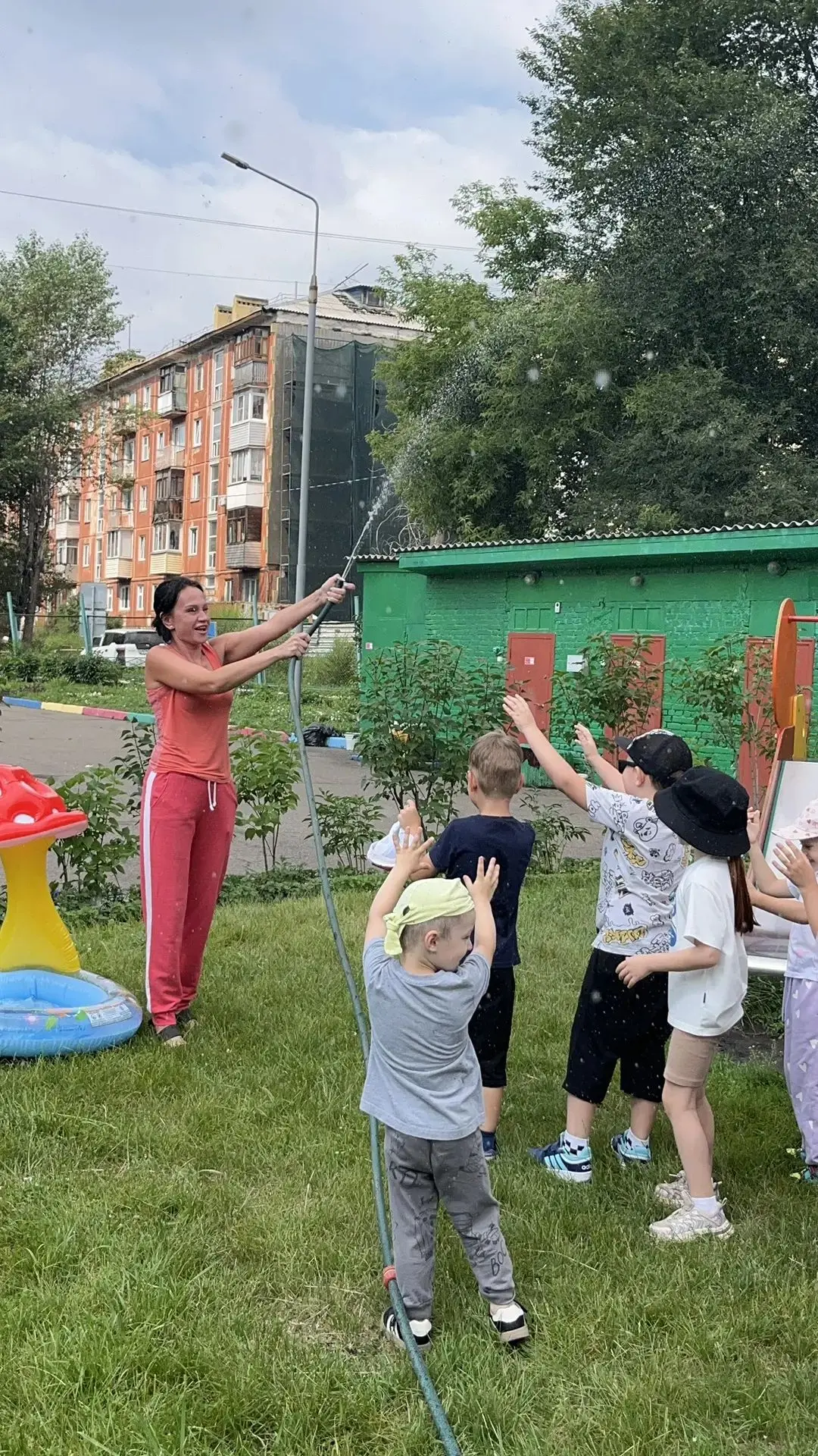 Солнышко сегодня побывало на участках групп «Карамельки» и «Звёздочка»🌞 и ребята смогл...