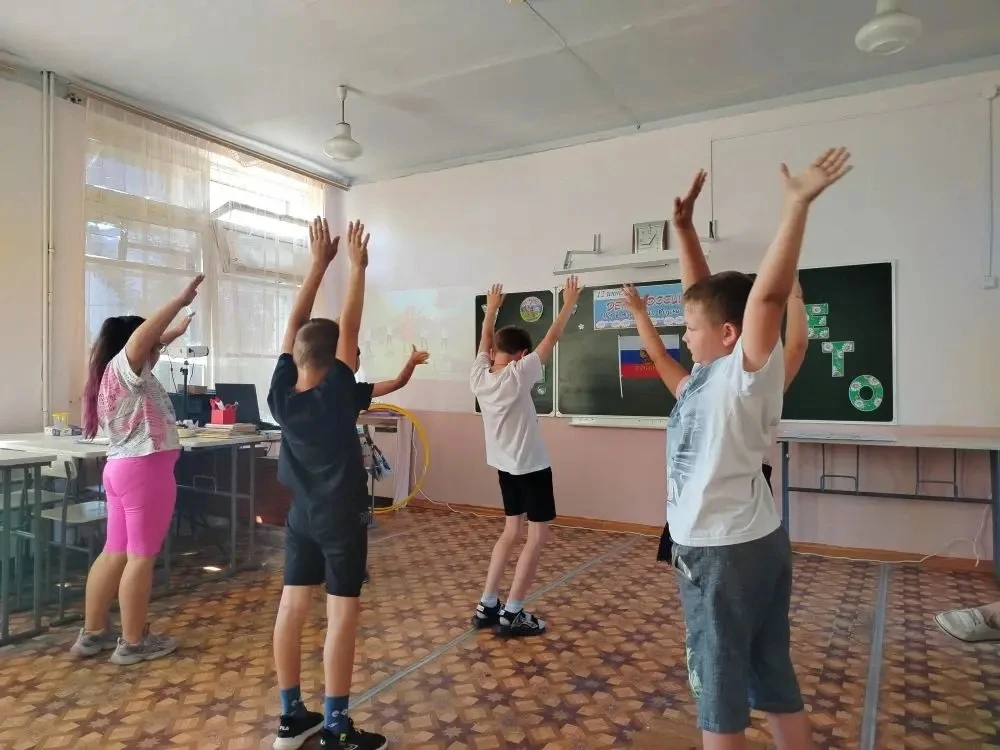 Сегодня, 11 июня, день на летней досуговой площадке был посвящен Дню России. На минутке здоровья всп