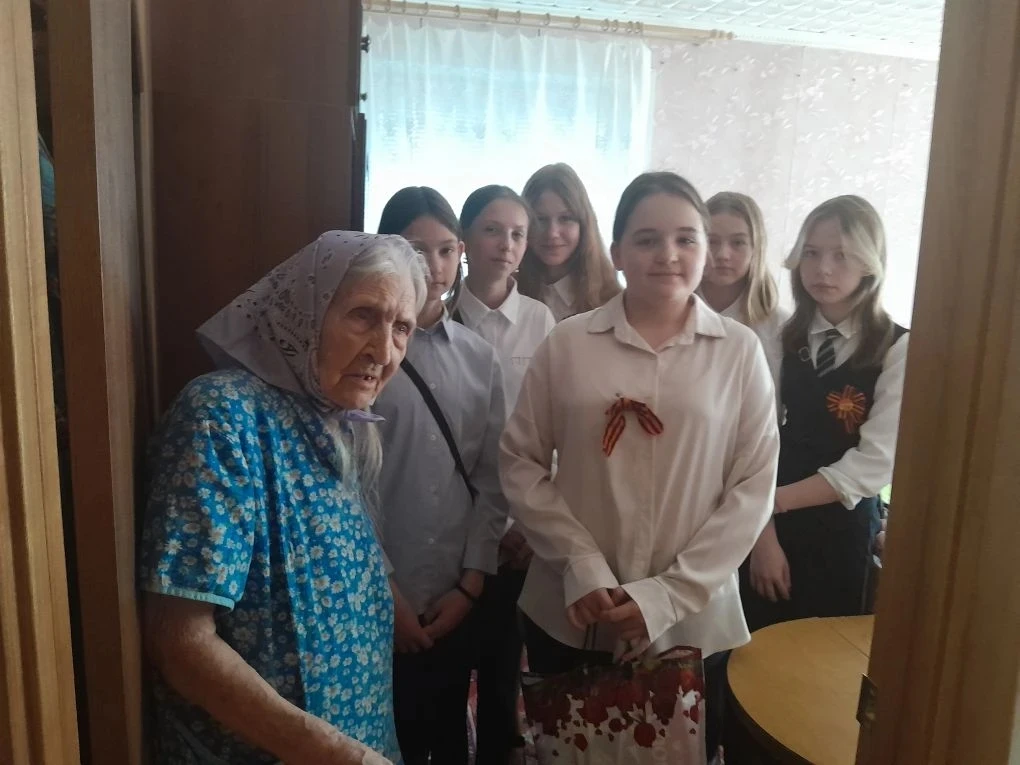 📜 «Прикоснулись к истории»: ученики 6Б и 8Б поздравили ветеранов