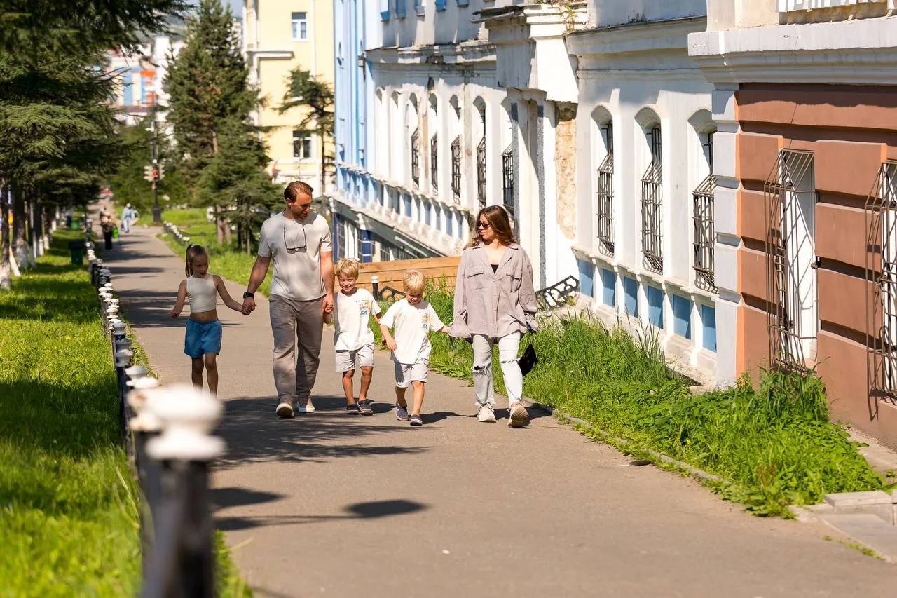 В Магадане уже неделю стоит настоящее Колымское лето.

Стараемся как можно чаще оставлять машину и п