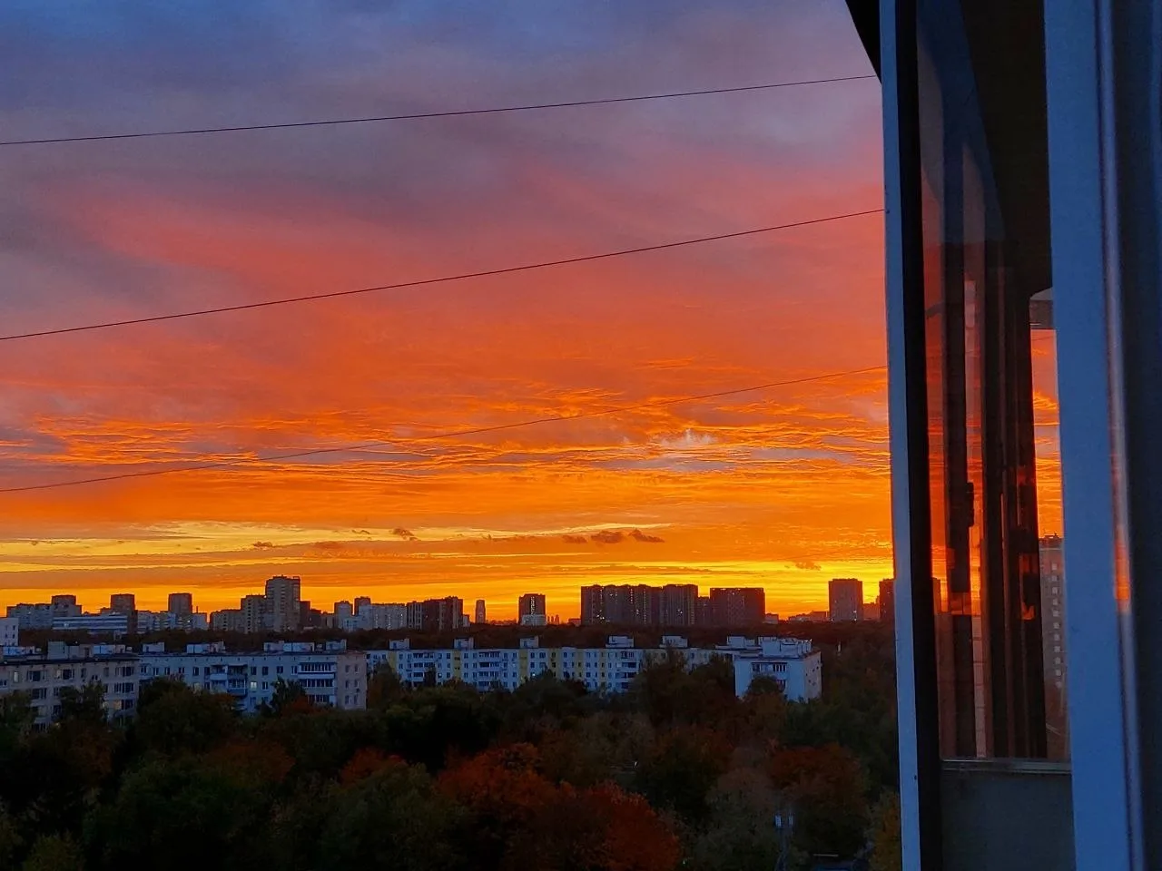 🍁 Алый осенний закат из окон соседей.