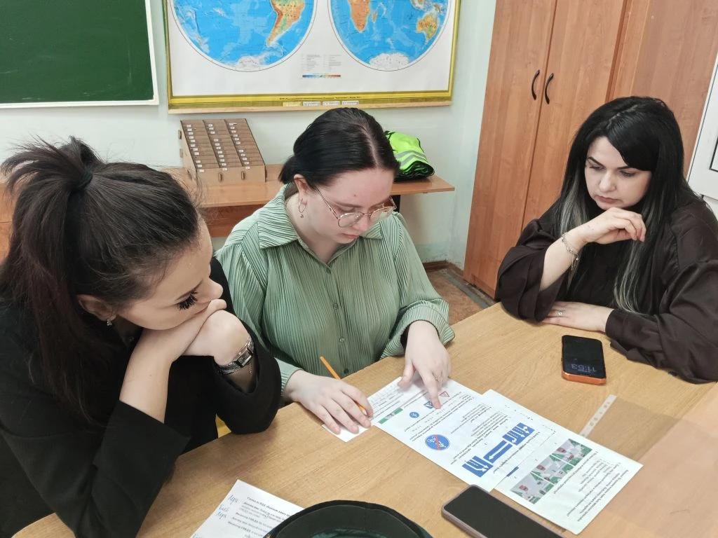 Сегодня отряд Юных Инспекторов Движения с активистами Первичного отделения Движения Первых провели ш