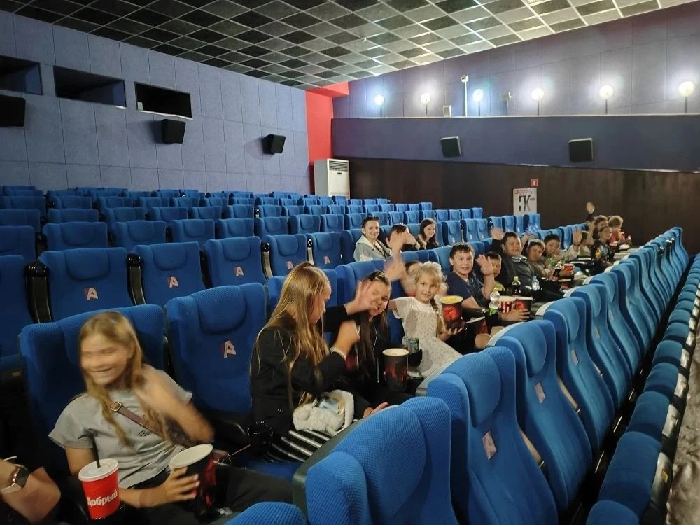 Дети пришкольного лагеря "Муравьи" посетили кинотеатр Аврора. Они посмотрели фильм" Ден...