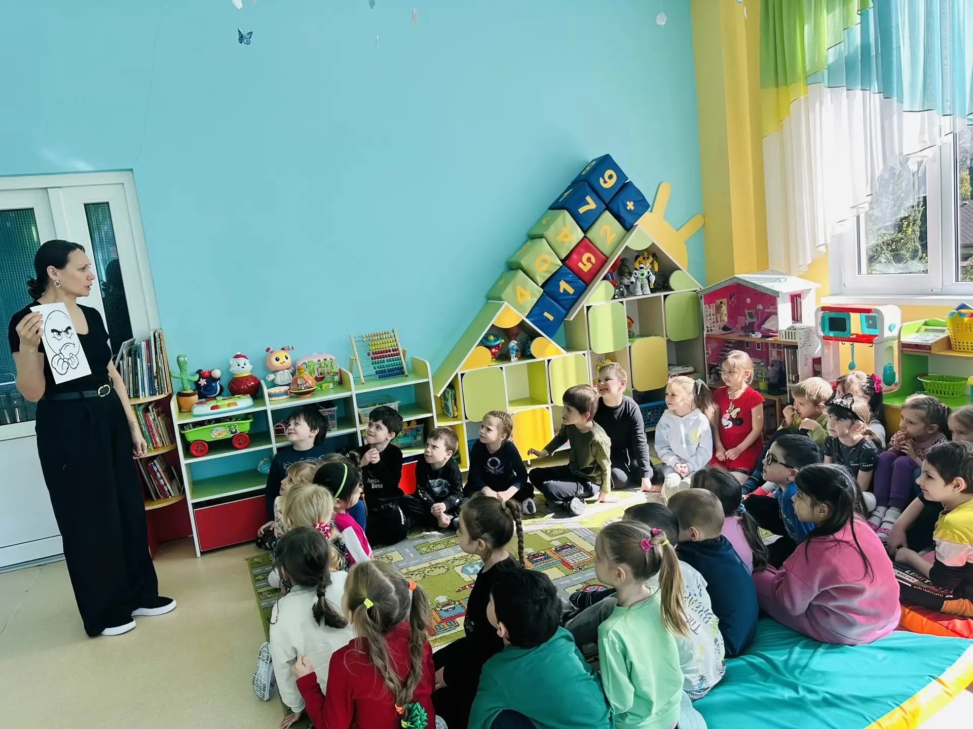Сегодня детки старшей группы знакомились с эмоцией злости!
Каждый увидел свою внутреннюю «злюку»,  у