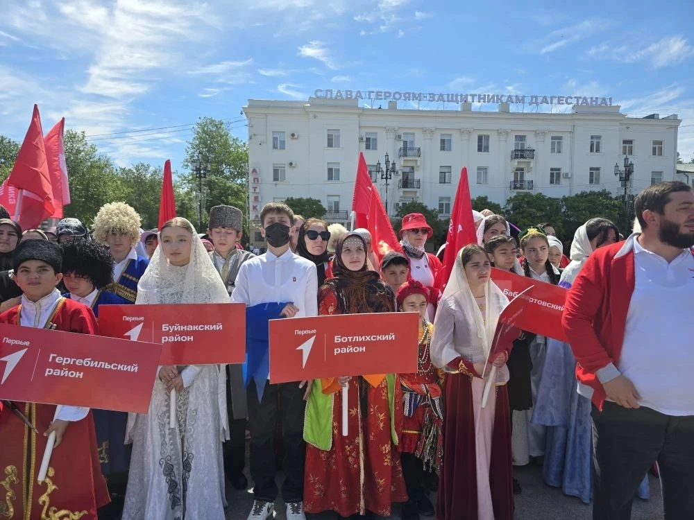 🔥 Парад наследников Победы объединил 5000 Первых!  На площади им. Ленина прошёл масштабный парад Дви
