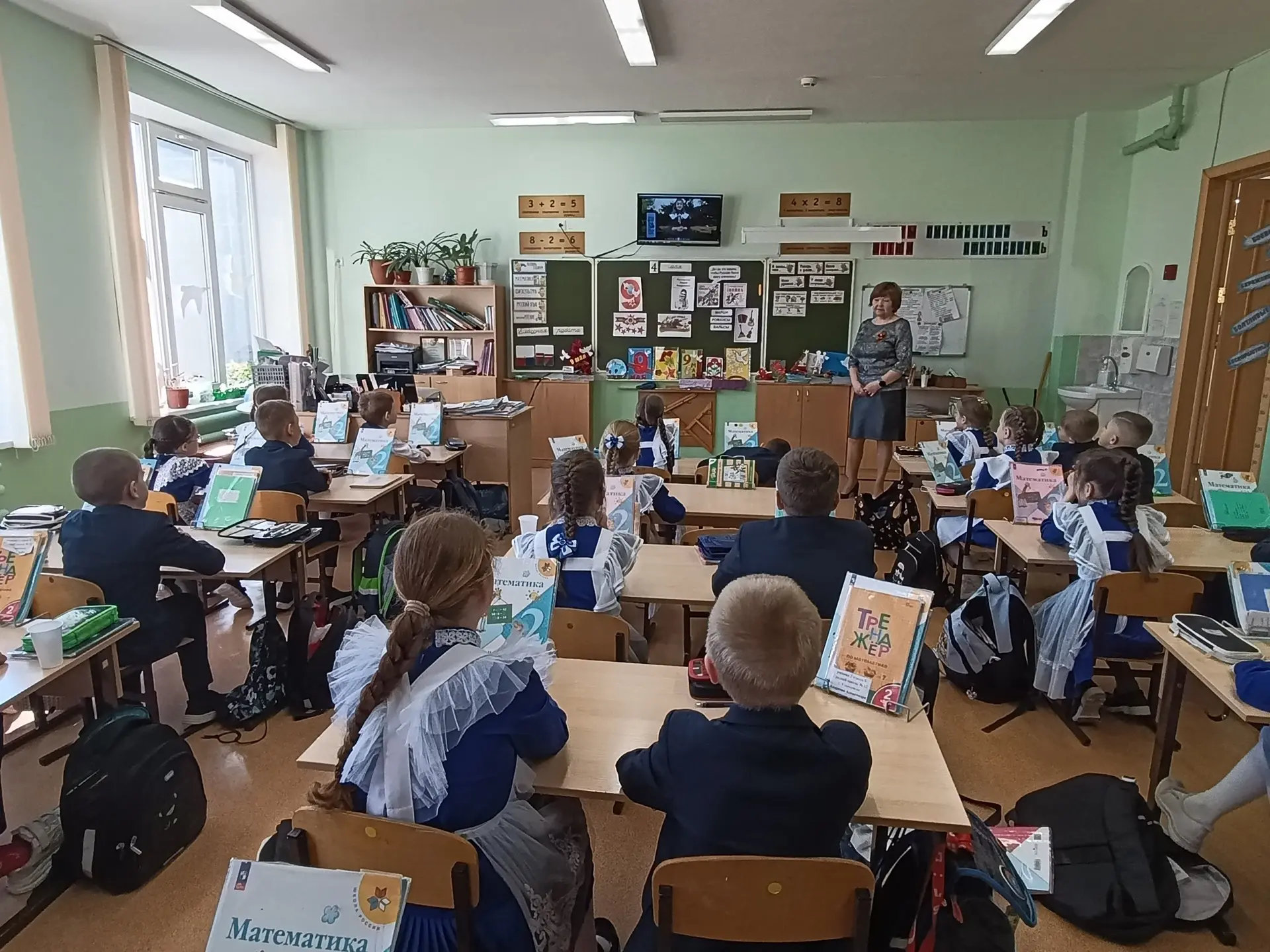 🇷🇺 Учебная неделя в нашей школе традиционно началась с торжественного внесения Государственного флаг