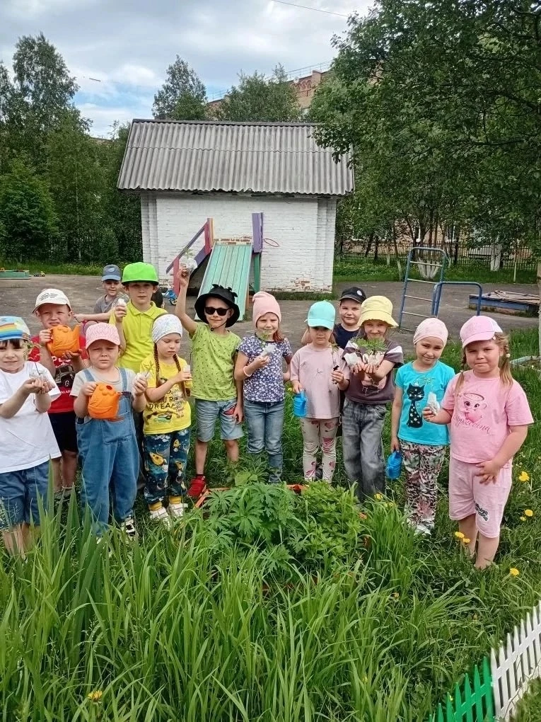 👩‍🌾 Юные агрономы группы «Капелька»!
🪏В старшей группе "Капелька" закипела работа! Открылся насто