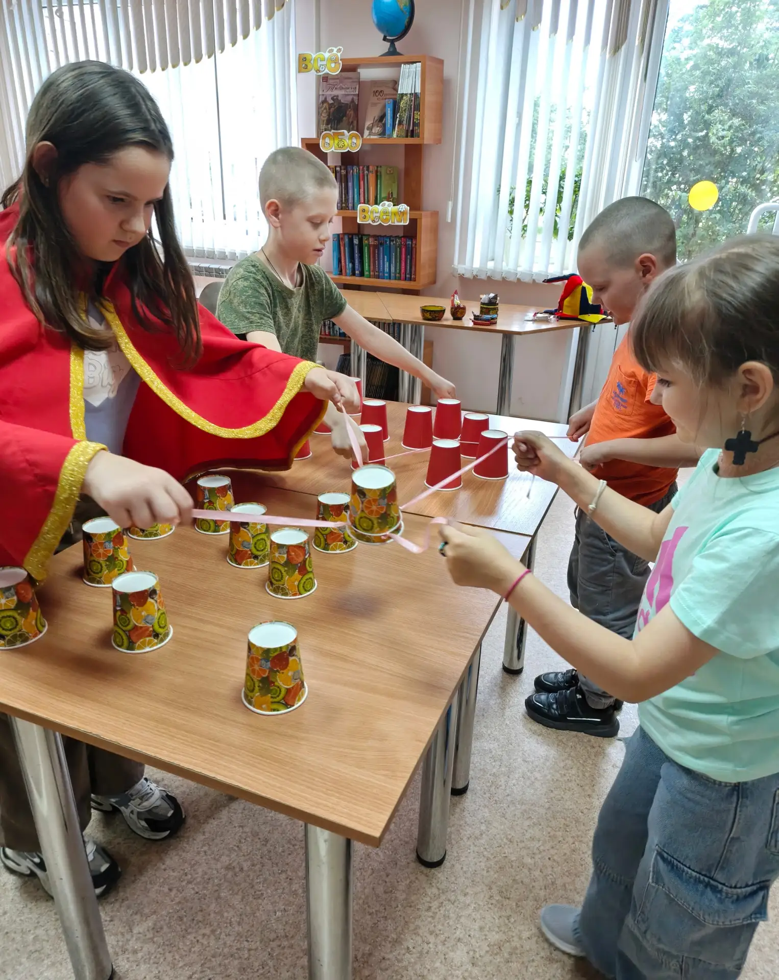 Лето взяло в руки краски🎨🖼

Сегодня сотрудники Библиотеки для молодежи вместе с ребятами играли, ш